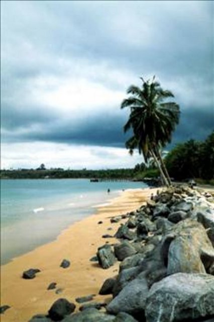 Ülke, en yakın komşuları Gabon'a 225-250 kilometre arası bir mesafededir ve Gabon, ülkenin kuzeydoğusunda yer alır...