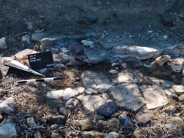 Kane antik kenti M.Ö.191/190 yılında, Romalıların III. Antiochos'a karşı verdikleri savaşta donanmalarının kışı geçirmesi için seçtikleri liman olarak biliniyor. M.Ö. 406 yılında kentte Arginus Deniz Savaşları, Atinalılar ve Spartalılar arasında yaşandı.