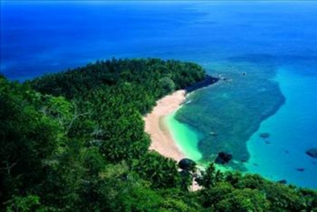 İki adada da sönmüş volkanlar bulunmaktadır. Güneydeki ada olan São Tomé, ekvator çizgisinin hemen kuzeyinde yer alır. İki ada, Portekizliler tarafından 15. yüzyılın sonlarına doğru keşfedildikten sonra yerleşime açıldı. Kölelerin de kullanılmasıyla şeker üretimi yapıldı. 19. yüzyılda ise, kakao ve kahve üretimi yapılmaya başlandı ve 1908'de Sao Tome dünyanın en büyük kakao üreticisi konumuna geldi...