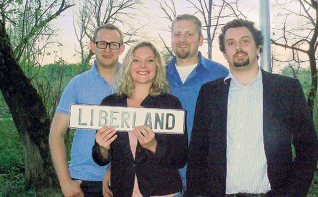 Yedliçka'nın devlet başkanı olduğu ancak henüz uluslararası alanda hiçbir devlet tarafından tanınmayan ülkenin resmi dili ise Çekçe.