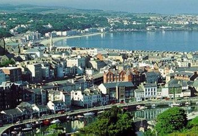 Birleşik Krallık'a dahil olmamakla beraber kraliyete tabidir...