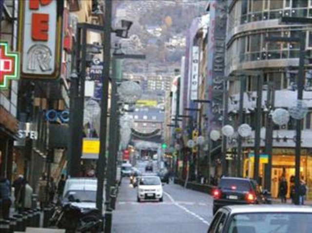 1278 yılında Andorra biri İspanya'da, öteki Fransa'da bulunan iki prensin ortaklaşa yönetimine bağlanmış ve ülkenin sınırları netleşmiştir. Anılan yıldan beri ülkenin sınırları hiç değişmemiştir...