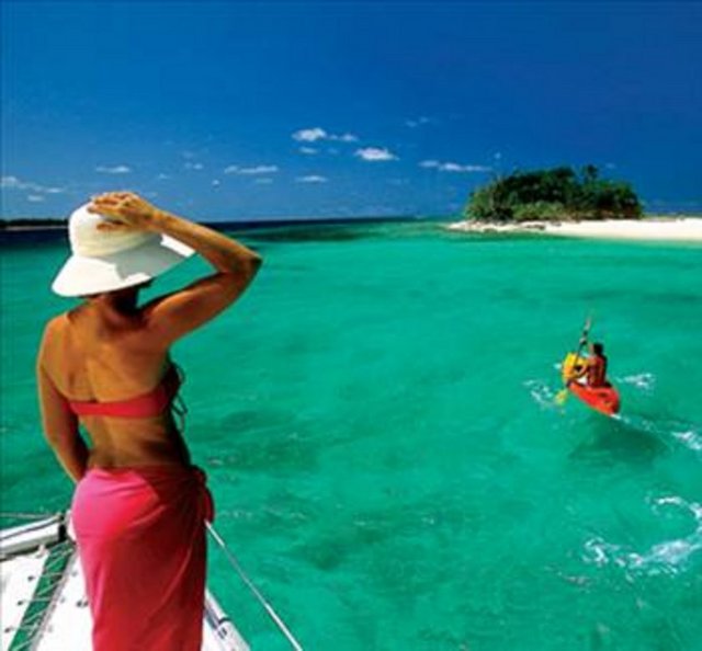 Vanuatu'nun ekonomisi tarıma dayanır. Yetiştirilen belli başlı bitkiler hindistan cevizi, kakao ve kahve olup, kurutulmuş hindistancevizi içi ihraç mallarının % 38'ini teşkil eder. Hayvanlardan sığır önemli ölçüde yetiştirilir. Balıkçılık, et, konserve ve turizm gelişmiştir...