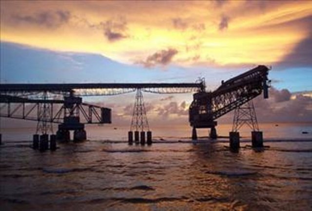 Kıyı şeridinde kumsallar ve tarıma elverişli topraklar bulunur. Ada halkı tropikal meyveler hindistan cevizi ve sebze yetiştirir. Adanın güneybatı kesimlerinde küçük bir gölcük vardır. Nüfusun neredeyse tamamı sahil şeridinde ve işte bu gölcüğün çevresinde topanmıştır. Ülkedeki birkaç kilometrelik demiryolu ise merkez ile fosfat madeni arasında ulaşımı sağlar...