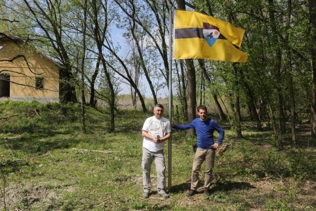 10 gün içinde 160 bin kişi, 'ülke'nin resmi sitesi üzerinden, 7 kilometrekarelik çiçeği burnunda Liberland'ın vatandaşı olmak istedi.