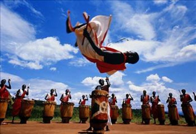 Nüfusunun %85'i Hutulardan, geri kalanın çoğunluğu Tutsilerden oluşur. Küçük bir kısmı Twa (Pigme) ve birkaç bin Avrupalı ve Güneydoğu Asyalıdır...