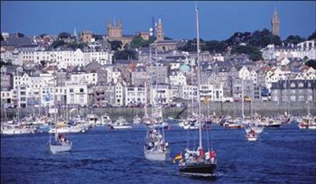 Birleşik Krallık monarkının malı sayılmakla birlikte içişlerinde bağımsızdır...