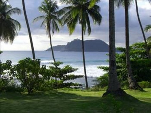 São Tomé ve Príncipe, Seyşeller'den sonra, Afrika'nın en küçük ülkesidir. Ayrıca, dünyada Portekizce'nin resmi dil olduğu ülkeler içinde yüzölçümü en küçük olan ülkedir. Yüzölçümü 964 km², nüfus 165,034'tür; resmi dil Portekizce'dir...