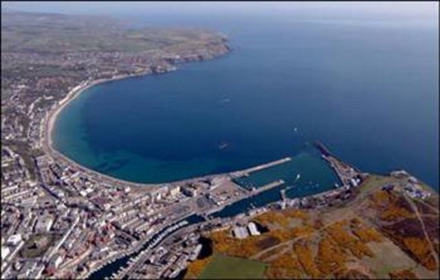 Man Adası, ilk kez 8. yy.da Viking yerleşkesi olarak kullanılmaya başlandı. 1079'da Godred Crovan tarafından Mann ve Adalar isimli Nors krallığı kuruldu. 1266'da Norveç Kralı IV. Magnus tarafından Perth Antlaşması uyarınca İskoçya'ya bırakıldı. 14. yy.da İngiliz hakimiyetine girdi ve 1765'de Birleşik Krallık'a bağlandı...