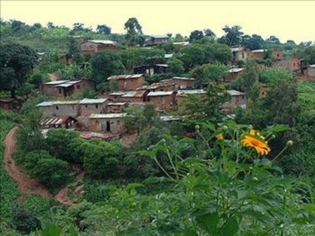 Katliamın nedenlerine ilişkin düşüncelerden biri, Hutuların Bantu kökenli, Tutsilerin ise Hami ırktan olduğunun kabul edilmesi ve bu farklılığın bir etnik nefret sebebi yapılmasıdır.Ülkede dini inanç oranı; Hıristiyan %67 (Roma Katolikleri %62, Protestanlar %5), yerel inançlar %23, Müslüman %10'dur...
