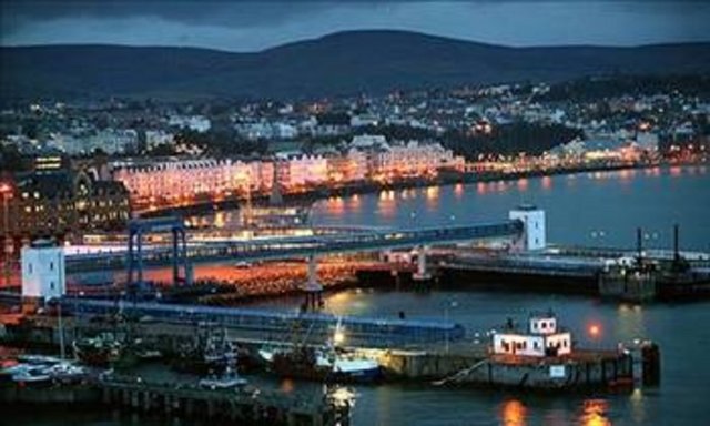 Başkenti Douglas olan Man Adası içişlerinde bağımsız, dış işlerinde Birleşik Krallık'a bağlıdır. Birleşik Krallık Kraliçesi II. Elizabeth aynı zamanda Man Adası'nın devlet başkanıdır...