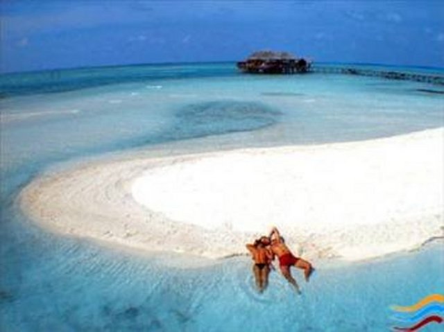 Ülke adı, ana takımadalara verilen İngilizce isim olan "Gilberts Adaları" ndan gelmektedir...