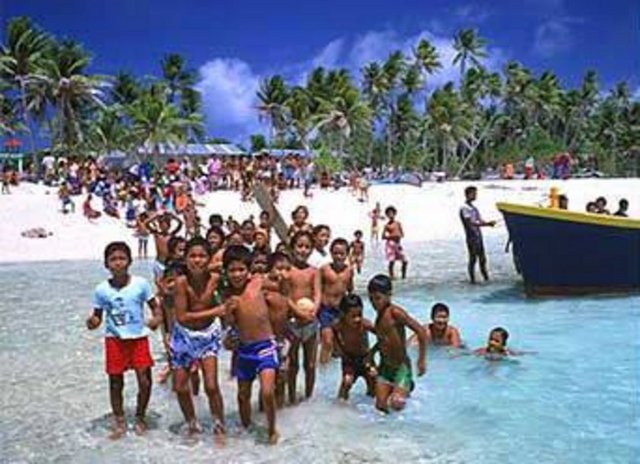 Tuvalu, dünyada Vatikan, Monako ve Nauru'dan sonra en küçük ülkedir. Vatikan'dan sonra ise en az nüfusa sahip ikinci bağımsız ülkedir. Ayrıca, Birleşmiş Milletler'e üye olan en az nüfuslu ülkedir...