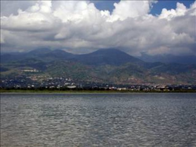 Ülkenin adı, komşu ülke Ruanda'da 2004'te dünyanın gözü önünde gerçekleşen etnik savaşlar yüzünden çok duyulmuştur ve bu savaşta 1 milyon kadar insan öldürülmüştür (Büyük çoğunluğu Tutsi, daha az bir kısmı Hutu)