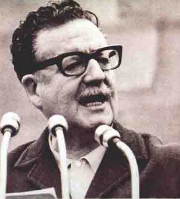 Salvador Allende: Şili Başkanı, bir darbe sırasında kendini vurdu. Ancak bazı kaynaklar öldürüldüğünü iddia ediyor. -