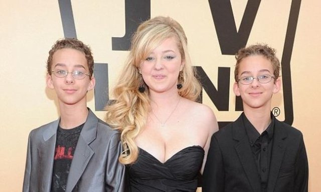 Sawyer Sweeten (solda), 1996'dan 2005 yılına kadar ikiz kardeşi Sullivan ile birlikte Everbody Loves Raymond adlı dizide rol almıştı. Polis olayı araştırıyor.