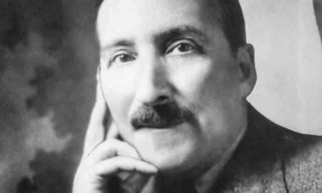 Stefan Zweig: Avusturyalı yazar.  Hitler'in dünya düzeninin kalıcı olmasından duyduğu korku ve karamsarlık sonucu girdiği bunalımdan kurtulamayaıp 61 yaşında karısıyla beraber intihar etti.