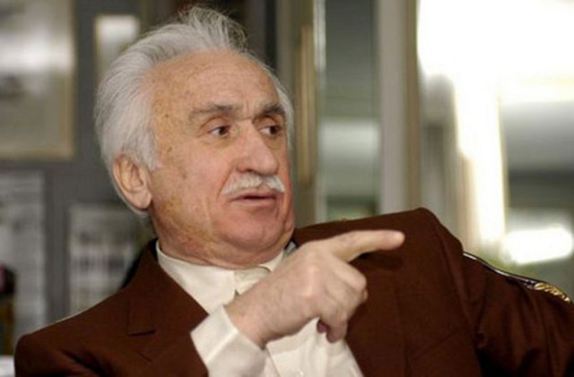 Cevher Özden-İşadamı, Kadıköy'de bulunan ofisinde, arkasında savcıya, avukatına ve yakınlarına altı kısa not bırakmış ve silahını ağzının içine ateşleyerek intihar etti.