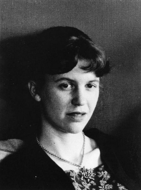 Sylvia Plath: Şair, ikinci kattaki odalarında uyumakta olan çocuklarının yanına süt ve kurabiye bıraktıktan sonra, odalarının kapısını da içeri gaz girmeyeceğinden emin olmak üzere bantlayarak kapattı ve kafasını fırının içine sokarak intihar etti