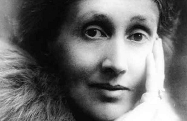 Virginia Woolf: İngiliz edebiyatının en önemli kadın yazarıydı.Feminist çıkışları ile dikkat çekti Bir görüşe göre üvey babasının oğlunun tacizlerine dayanamayıp intihar etti.  -