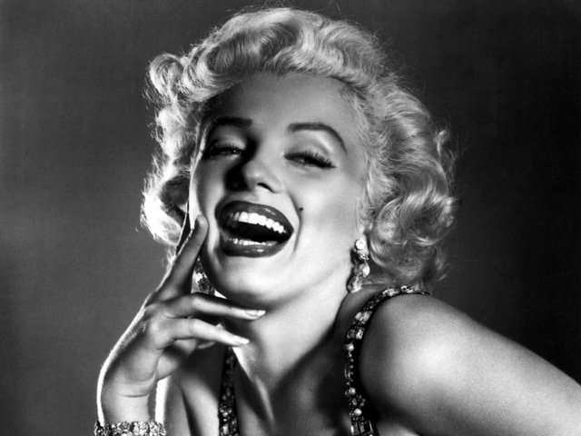 ONLAR DA ÖLÜMÜ SEÇTİ  - Marilyn Monroe'nun ölümü kayıtlara intihar olarak geçti. Yapılan otopside ölüm sebebi yüksek dozda Barbitürat alımı sonucu muhtemel intihar olarak ilan edilmesine karşın, olay hep gizemini korudu.