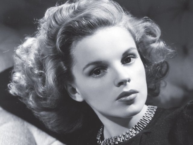 Judy Garland: Şarkıcı ve sinema oyuncusu, aşırı sekobarbital alımı sonucu öldü. Ölüm belgesinde ilaç aşımının "kaza" olduğu belirtilse de eylemin kasıtlı olduğuna inanılıyor.