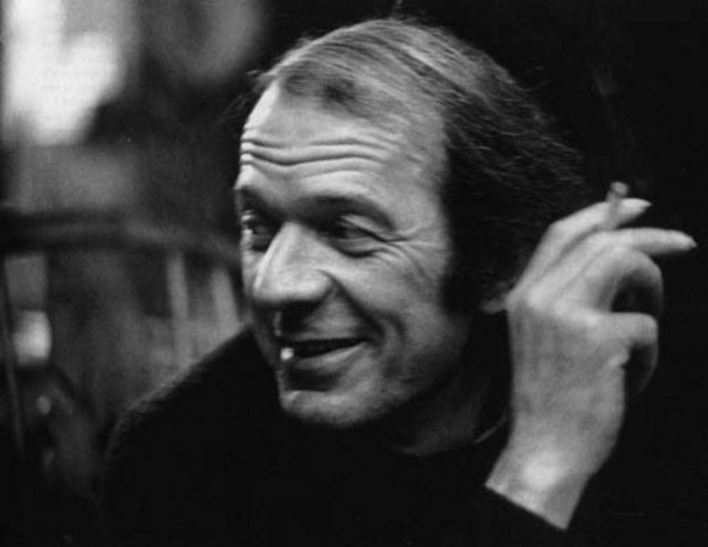 Gilles Deleuze: Hastalık ve yaşlıklıktan düşkün duruma düşmesi ve artık yazı yazamaması sonucunda 70 yaşında girdiği bunalım sonucu pencereden atlayarak intihar etti. -