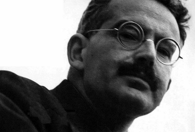 Walter Benjamin: Alman edebiyat eleştirmeni, düşünür, kültür tarihçisi ve estetik kuramcısı. Yazıları nedeniyle polisle başı belaydı. En son tutuklanacağını anlayınca intihar etti.Öldüğünde 48 yaşındaydı.