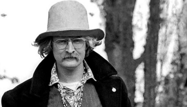 Richard Brautigan: Zor bir çocukluk ve gençlik dönemi yaşadı. Şizofren teşhisi konuldu.Kaliforniya'daki evinde ölü bedeni 1 şişe alkol ve 44 kalibrelik bir tabancanın yanında bulundu. Brautigan'ın intihar ettiği varsayıldı.