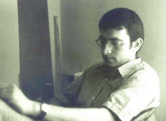 Zafer Ekin Karabay : Akademisyendi. Üniversitedeki odasında kendisi asarak intihar etti. Tek kitabı ölümünün ardından yayınlandı. ' Hayatın neresinden dönülse kardır' dizeleriyle bir veda mektubu bıraktı. -