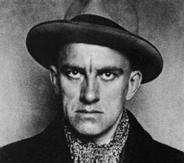 Vladimir Vladimiroviç Mayakovski-Rus şair, 1930'da Lili Brik'i ve ailesini SSCB hükümetine emanet ettiğini belirten bir mektup bırakarak silahla intihar etti.