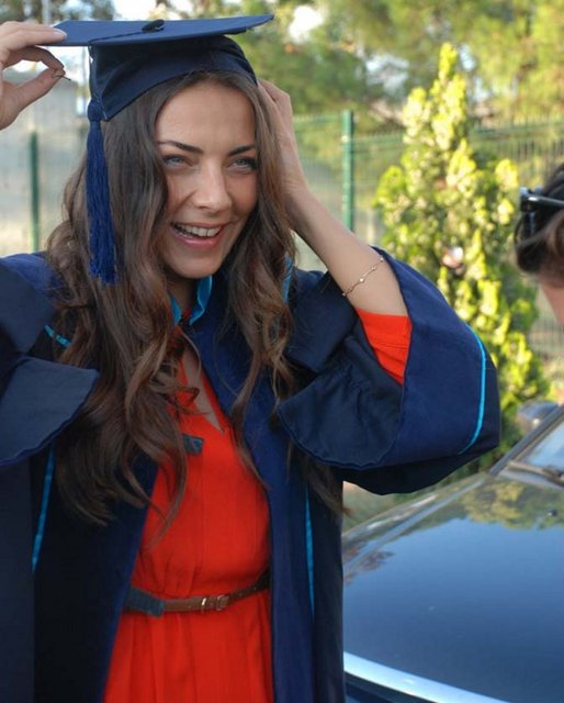 Tatar Ramazan adlı dizide  Avukat Ebru rolünü üstlenen Burcu Kara, eğitime hız kesmeden devam ediyor. Bahçeşehir Üniversitesi'nde yaptığı İleri Oyunculuk Yüksek Lisansını tamamlayan güzel oyuncu, Doktora da yapacağını belirtti.