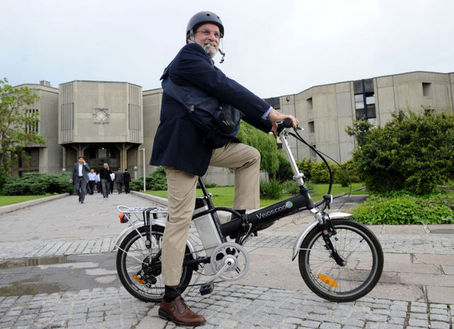 Bisikleti ile vatandaşların büyük ilgilisini gören Kürkçü, yaklaşık 4 yıldır bisiklet kullanıyor.