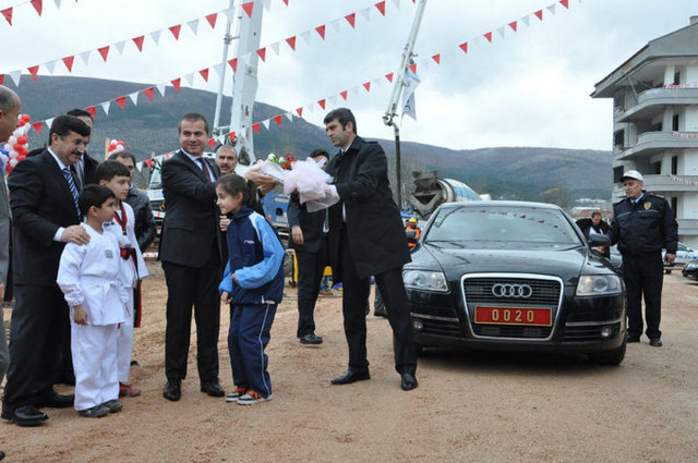 Eski Gençlik ve Spor Bakanı Suat Kılıç'ın makam aracı Audi