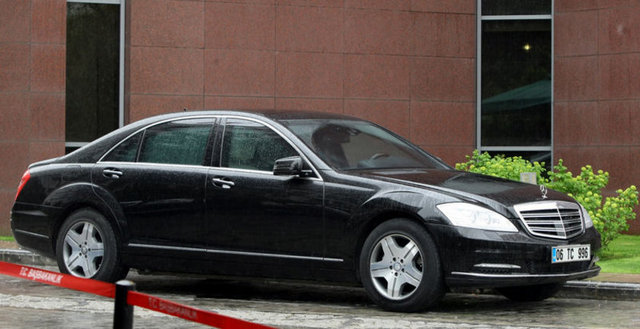 Adalet Bakanı Bekir Bozdağ'ın makam aracı Mercedes