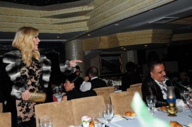 Seda Sayan'ın Erol Köse'ye çanta ile vurması