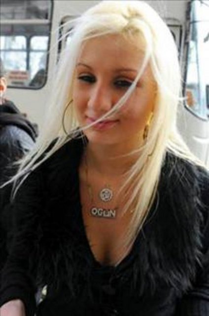 DERYA KOCA -  - Hayatımıza Temmuz 2009'da girdi. Hrant Dink cinayeti davası sürerken; adliye dışında bekledi. "Tipi, özellikle de yüz hatları çok hoşuma gidiyor. Ben onu 15 yıl, 30 yıl bile beklerim" diyerek aşkını ilan etti, ancak Ogün Samast'a yazdığı yedi mektubun hiçbirine cevap alamadı.