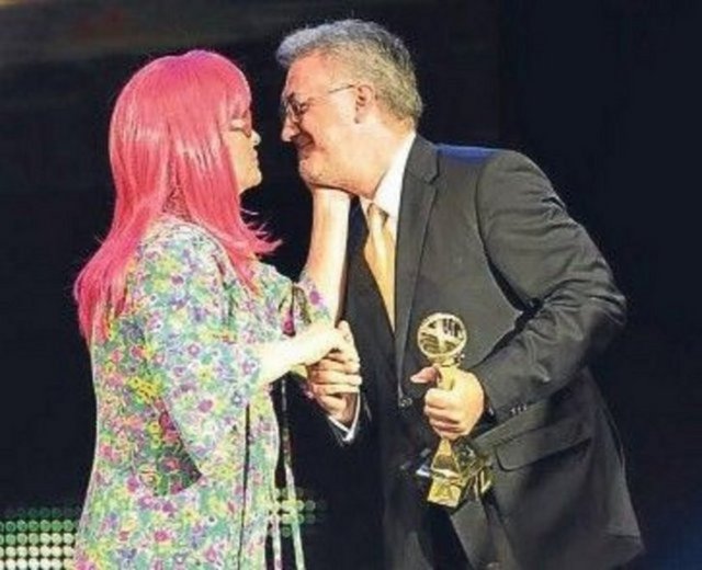 Müjde Ar'ın Tamer Karadağlı'yı dudağından öpmesi