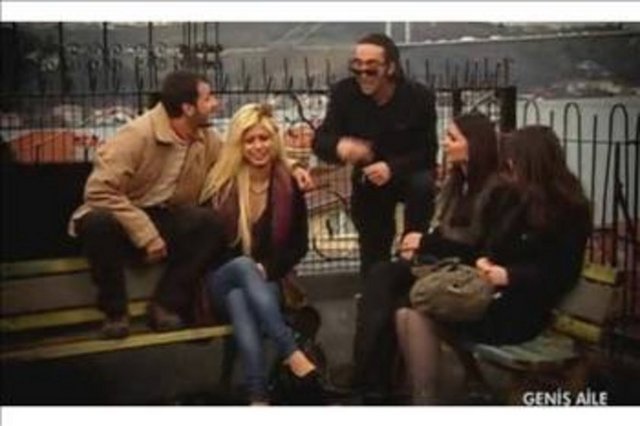 Ve bir kaç gün önce yarışmanın müdavimleri onu Kanal D'de yayınlanan Geniş Aile dizisinde gördü. Sözün kısası Arık, bir yarışma programıyla dikkatleri çekti ve çok izlenen bir dizide kısacık da olsa bir rol kapmayı başardı.