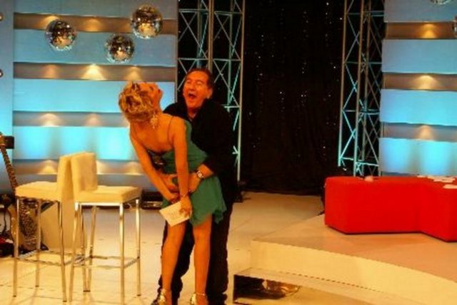 Ali Poyrazoğlu'nun Seray Sever'in poposunu televizyonda ellemesi