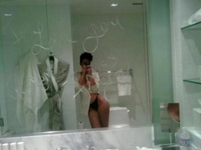 Rihanna'nın banyodra çekildiği iddia edilen çıplak fotoğrafları internete sızdı.