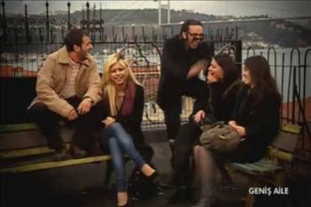 Arık'ın hostesliğe devam edip etmeyeceği ya da şöhretinin ne kadar süreceği henüz belli değil. Ama o da aslına bakılırsa 'sebepsiz yere' aniden ünlü olanlar arasında ekran tarihindeki yerini çoktan aldı.