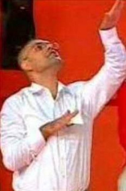 Aslında şarkı söylemekten anladığı da pek söylenemezdi. Ama o inat etti, klip bile çekti.