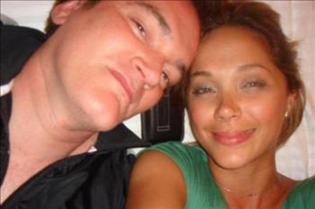 Karışık CV'sini bilimkurgu filmi gibi anlatırken, arkadaşlarının adları Ahmet, Mehmet değil; Oliver Stone, George Clooney'di. Bir gün Oliver'e "Oliver, senin penisin var mı, varsa bile bence çok küçüktür" demişliği bile vardır.... Tarantino aşkıyla ilgili olarak "O orada ben burada. Devam eder mi, etmez mi diye kafamda şüpheler vardı. Ama bunu aştık. Şubat'ta da görüşeceğiz. Ben gidemezsem o gelecek" dedi ama ne gelen ne de giden oldu.