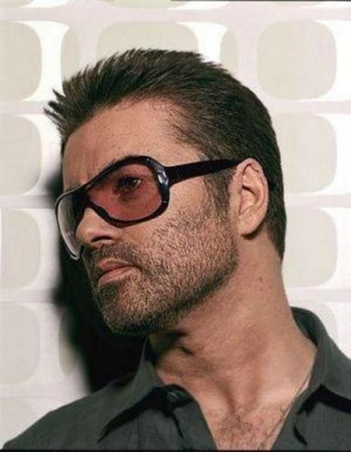 George Michael 1998 yılında erkekler tuvaletinde bir erkeğe asılan George Michael, uzun süre gündemde kalmıştı. Birlikte olmak istediği kişinin gizli polis çıkması sonucunda tutuklanan Michael, 800 dolar para cezasının yanı sıra, seksüel terapi almak zorunda bırakılmış ve olay sonrasında bir süre için sosyal görev yapmıştı.