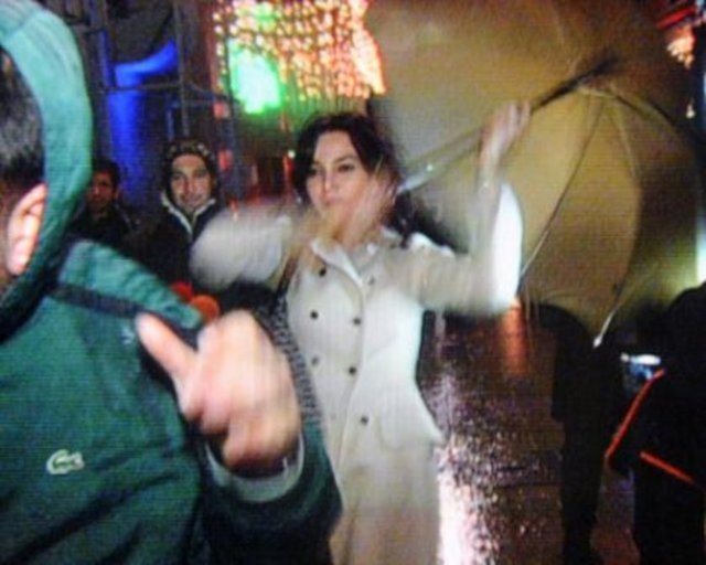 Hande Ataizi'nin şemsiye ile kameramanları kovalaması