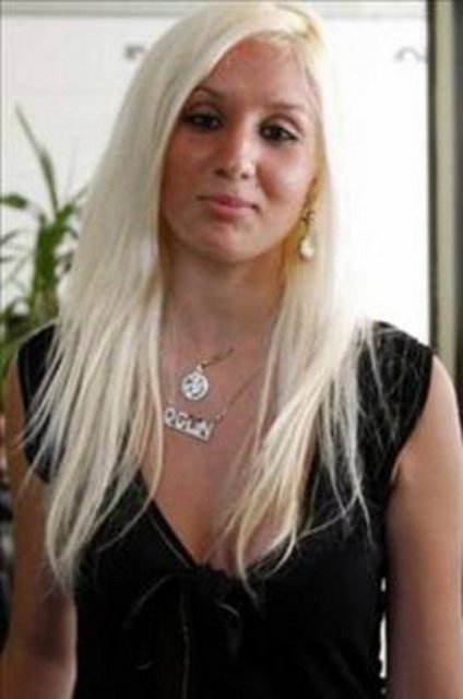 Samast'ın sözlendiği iddiası üzerine gözyaşlarına boğuldu. Beşiktaş Adliyesi önünde "İnanamıyorum. Emeklerim boşa gitti. Umudum vardı" derken kayıtlara geçti. Derya Koca, Cem Garipoğlu ile ilgilenmedi.