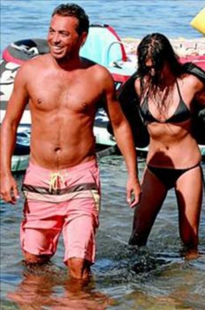 MURAT CEVAHİR -  - Mesleği: Sosyete playboyu! Oyuncu ya da şarkıcı olmadı. 35 yaş, yolun yarısıydı ama o hep yolun başında gibi davranmayı seçti. Kullanım kılavuzunda ; "Bakirelerele beraber olmuyor, zira iş hayatında olmadığı gibi aşk hayatında da sorumluluk almak ona göre değil" yazıyordu. Kızların ne adı ne soyadı onunu için önem taşımadı. O mu mankenleri, mankenler mi onu seçti bilinmedi.