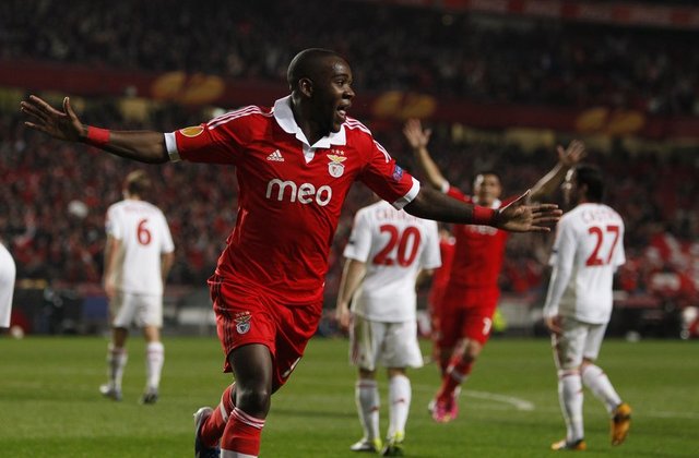 - İki takım daha önce 1975-76 sezonunda Avrupa Şampiyon Kulüpler Kupası 1. turunda eşleşmiş ve ilk maçı kendi evinde 7-0 kazanan Benfica, İstanbul'da 1-0 kaybetmesine karşın tur atlayan taraf olmuştu.