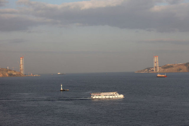 İstanbul'da Anadolu yakasındaki Poyrazköy ile Avrupa yakasındaki Garipçe - arasında inşa edilen 3. Boğaz köprüsü Yavuz Sultan Selim'in ayak kuleleri 180 metreye ulaştı.